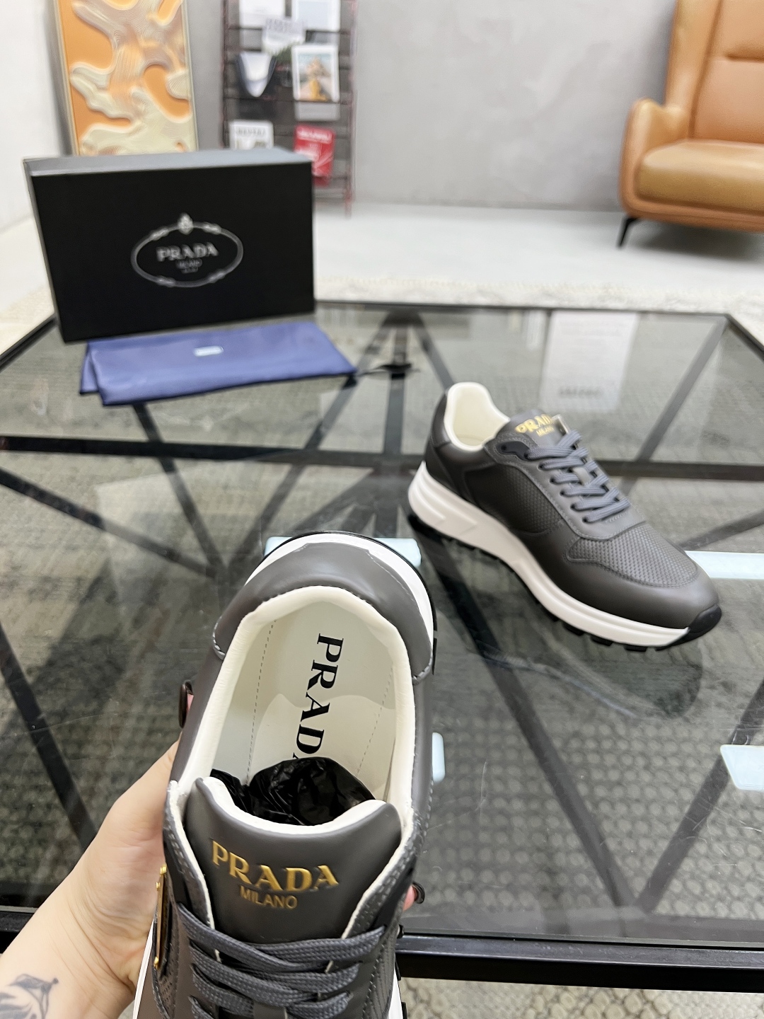  P 🔍顶级代购🇮🇹 普 炸街男神新品来袭，超人气爆款专柜新款，原厂配置意大利进口牛皮面料，高品质复杂拼