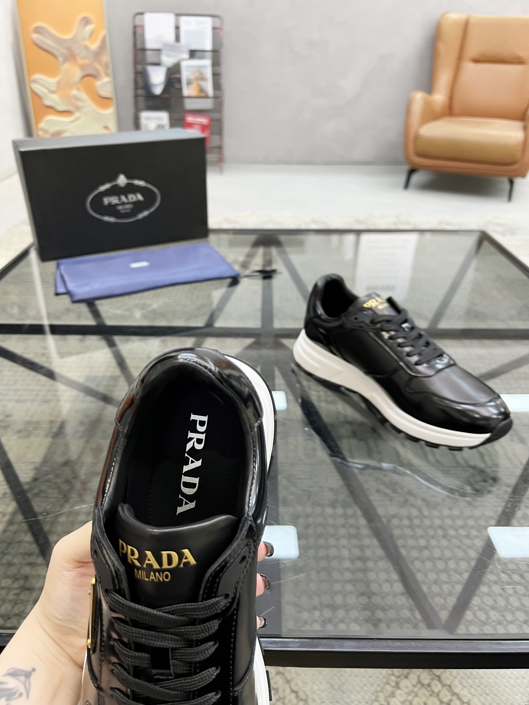  P 🔍顶级代购🇮🇹 普 炸街男神新品来袭，超人气爆款专柜新款，原厂配置意大利进口牛皮面料，高品质复杂拼