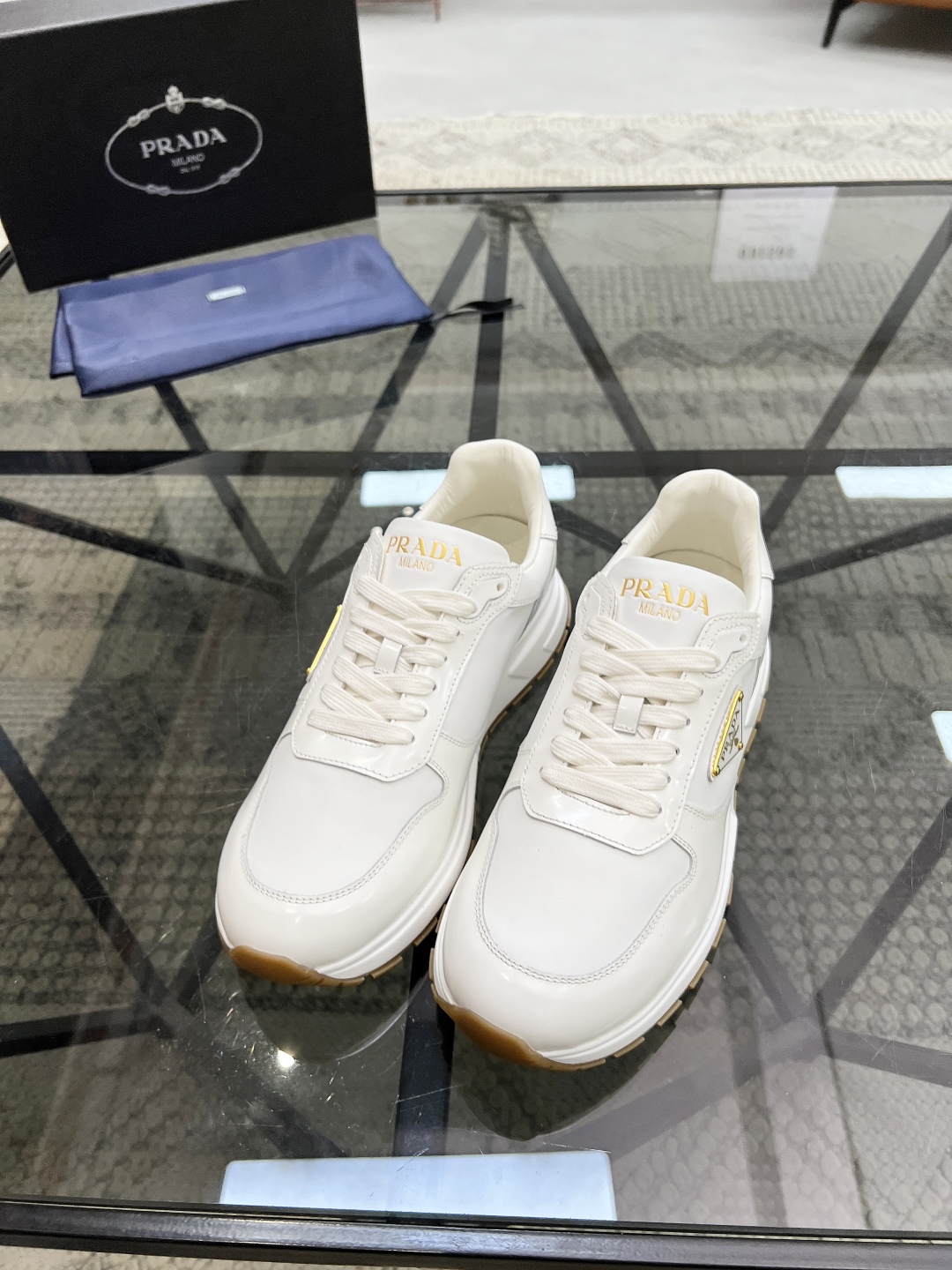 P460  P 🔍顶级代购🇮🇹 普 炸街男神新品来袭，超人气爆款专柜新款，原厂配置意大利进口牛皮面料，高品质复杂拼接工艺，经典的外观搭配气垫新底更加潮达人，进口牛皮内里垫，透气舒适，鞋底：原厂特供原版底超级舒适，原厂跟单货🔍高品质，可随意进出专柜，欢迎对比，码数 38-44（订 45 46）