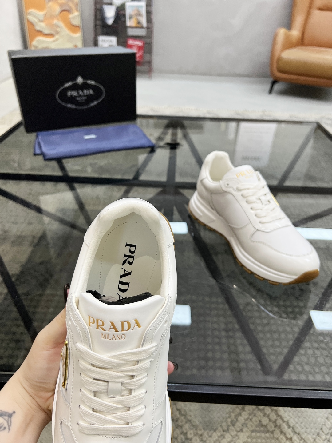 P460  P 🔍顶级代购🇮🇹 普 炸街男神新品来袭，超人气爆款专柜新款，原厂配置意大利进口牛皮面料，高品质复杂拼接工艺，经典的外观搭配气垫新底更加潮达人，进口牛皮内里垫，透气舒适，鞋底：原厂特供原版底超级舒适，原厂跟单货🔍高品质，可随意进出专柜，欢迎对比，码数 38-44（订 45 46）