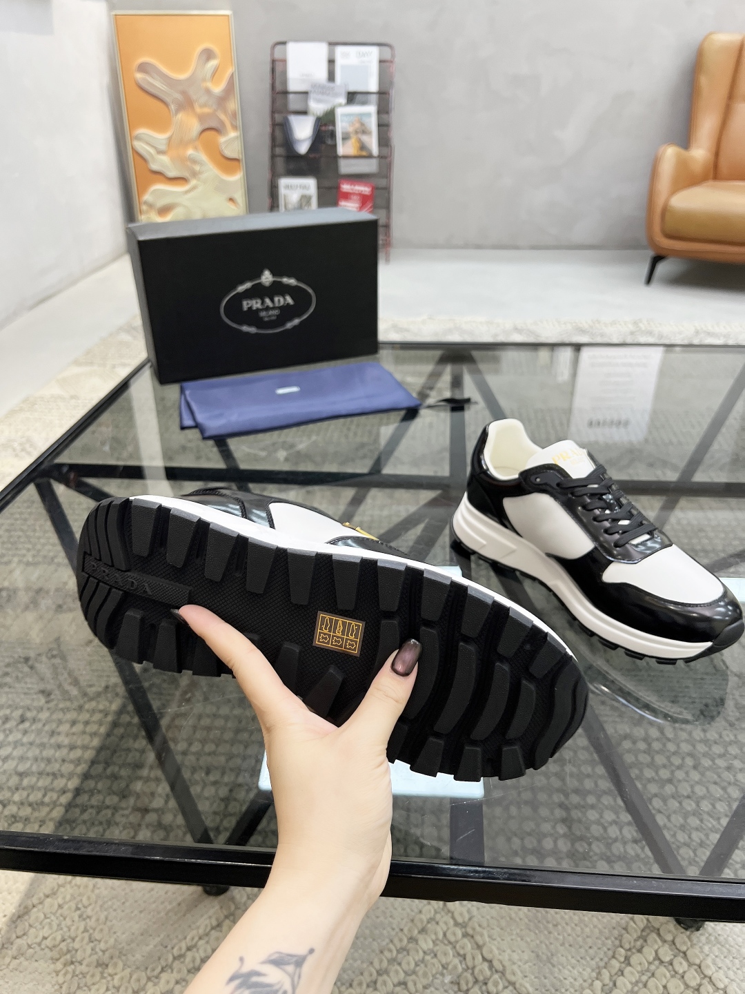 P460  P 🔍顶级代购🇮🇹 普 炸街男神新品来袭，超人气爆款专柜新款，原厂配置意大利进口牛皮面料，高品质复杂拼接工艺，经典的外观搭配气垫新底更加潮达人，进口牛皮内里垫，透气舒适，鞋底：原厂特供原版底超级舒适，原厂跟单货🔍高品质，可随意进出专柜，欢迎对比，码数 38-44（订 45 46）