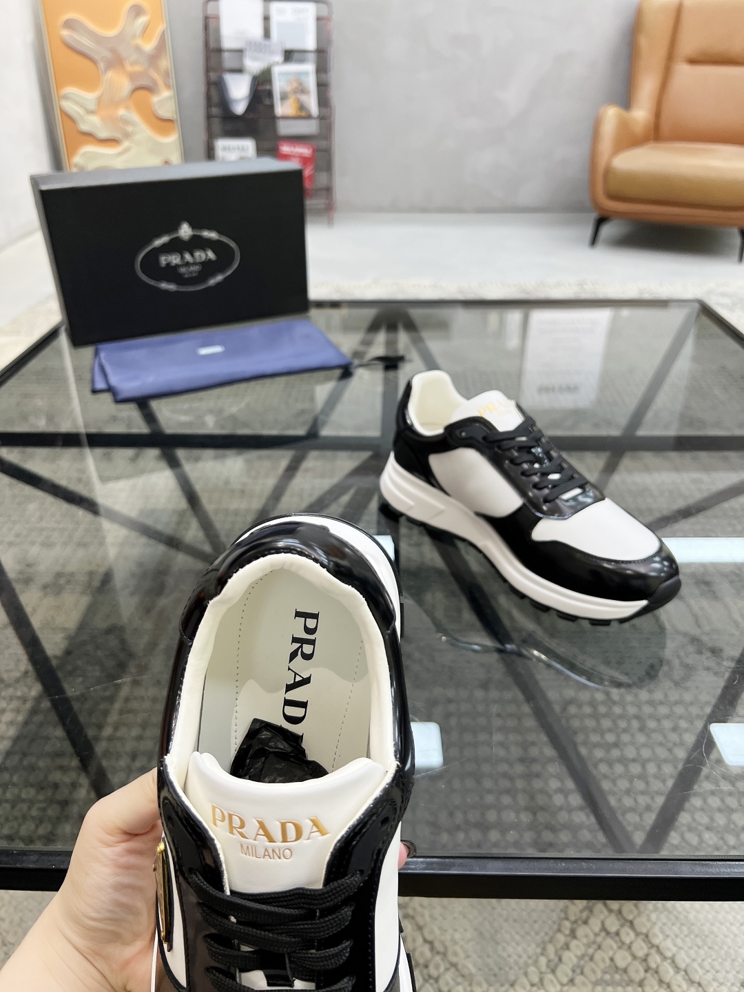 P460  P 🔍顶级代购🇮🇹 普 炸街男神新品来袭，超人气爆款专柜新款，原厂配置意大利进口牛皮面料，高品质复杂拼接工艺，经典的外观搭配气垫新底更加潮达人，进口牛皮内里垫，透气舒适，鞋底：原厂特供原版底超级舒适，原厂跟单货🔍高品质，可随意进出专柜，欢迎对比，码数 38-44（订 45 46）