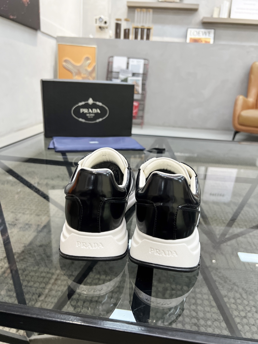 P460  P 🔍顶级代购🇮🇹 普 炸街男神新品来袭，超人气爆款专柜新款，原厂配置意大利进口牛皮面料，高品质复杂拼接工艺，经典的外观搭配气垫新底更加潮达人，进口牛皮内里垫，透气舒适，鞋底：原厂特供原版底超级舒适，原厂跟单货🔍高品质，可随意进出专柜，欢迎对比，码数 38-44（订 45 46）