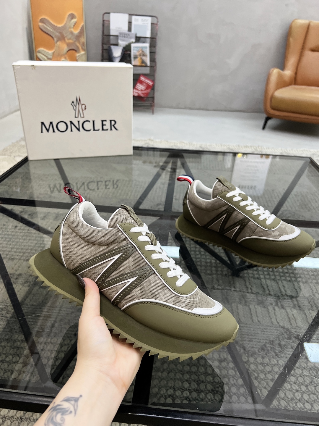  M 🔍顶级代购🇮🇹 蒙 炸街男神爆款超人气休闲运动鞋，新品专柜同步，鞋面进口牛皮搭配网布面料，标志图形