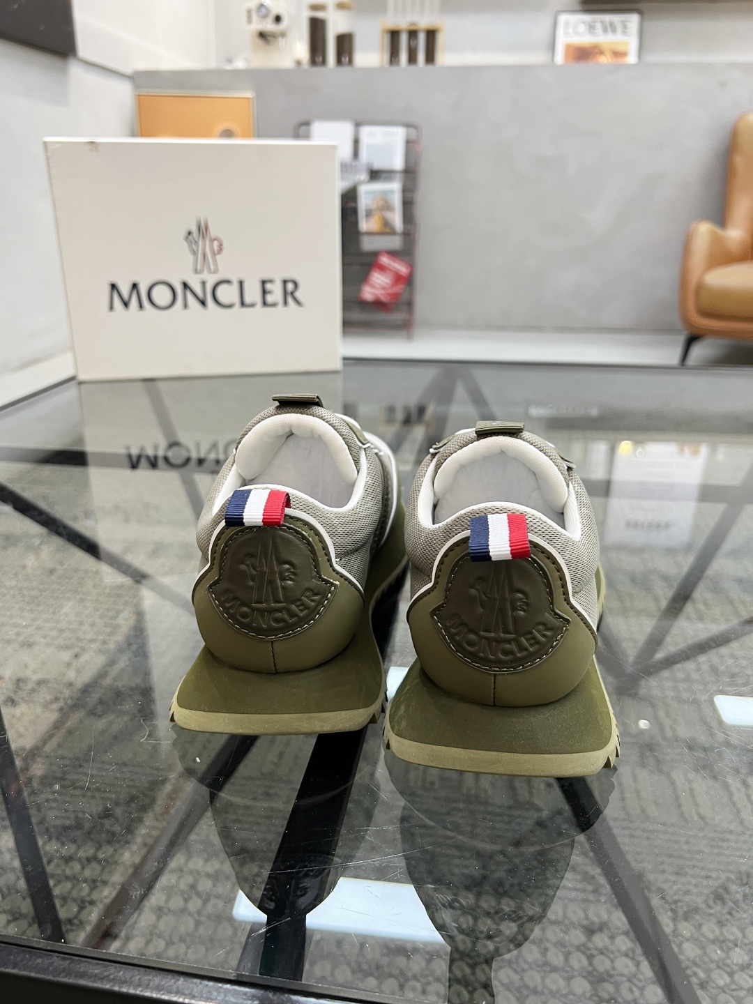  M 🔍顶级代购🇮🇹 蒙 炸街男神爆款超人气休闲运动鞋，新品专柜同步，鞋面进口牛皮搭配网布面料，标志图形