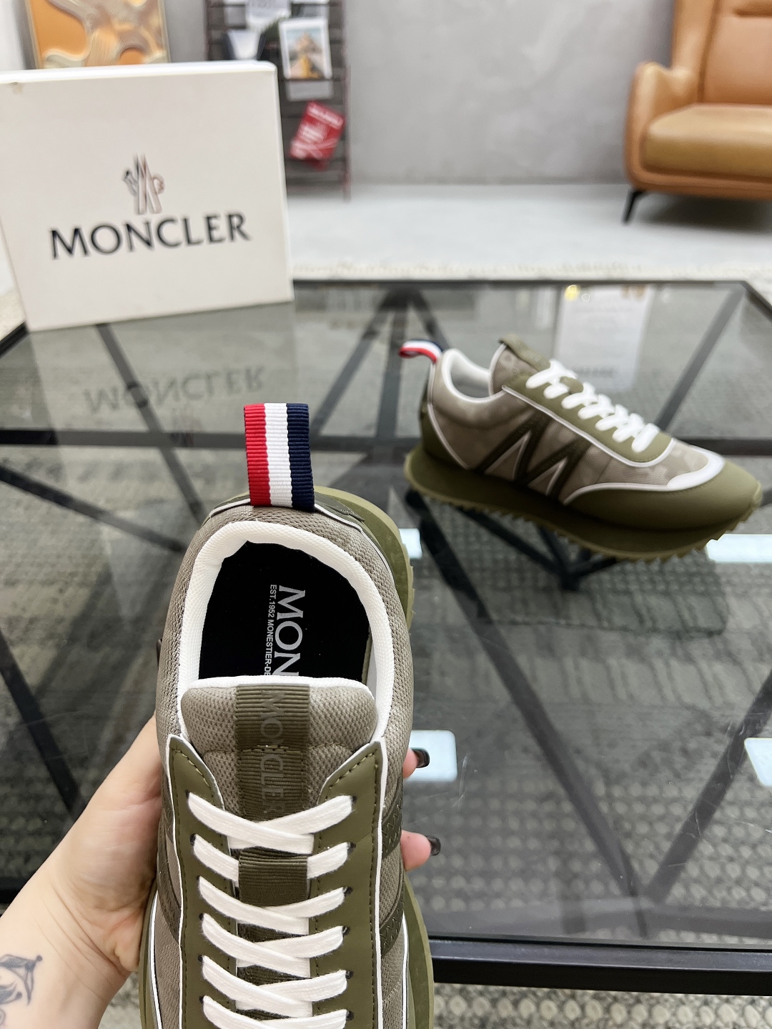 M 🔍顶级代购🇮🇹 蒙 炸街男神爆款超人气休闲运动鞋，新品专柜同步，鞋面进口牛皮搭配网布面料，标志图形