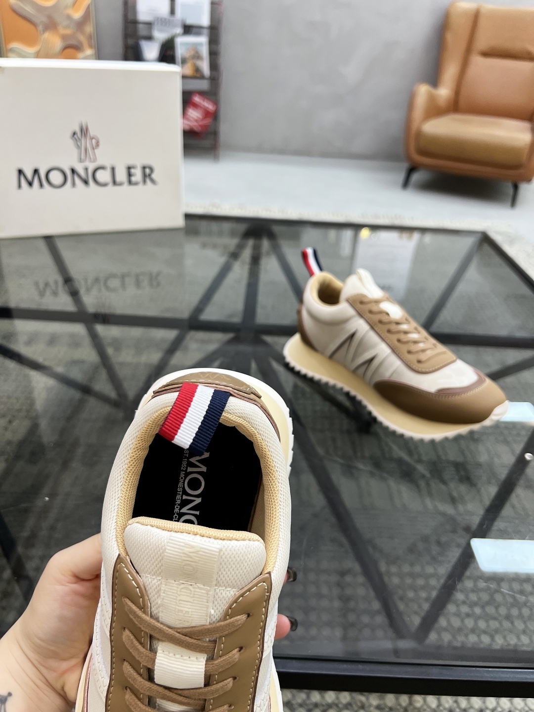  M 🔍顶级代购🇮🇹 蒙 炸街男神爆款超人气休闲运动鞋，新品专柜同步，鞋面进口牛皮搭配网布面料，标志图形