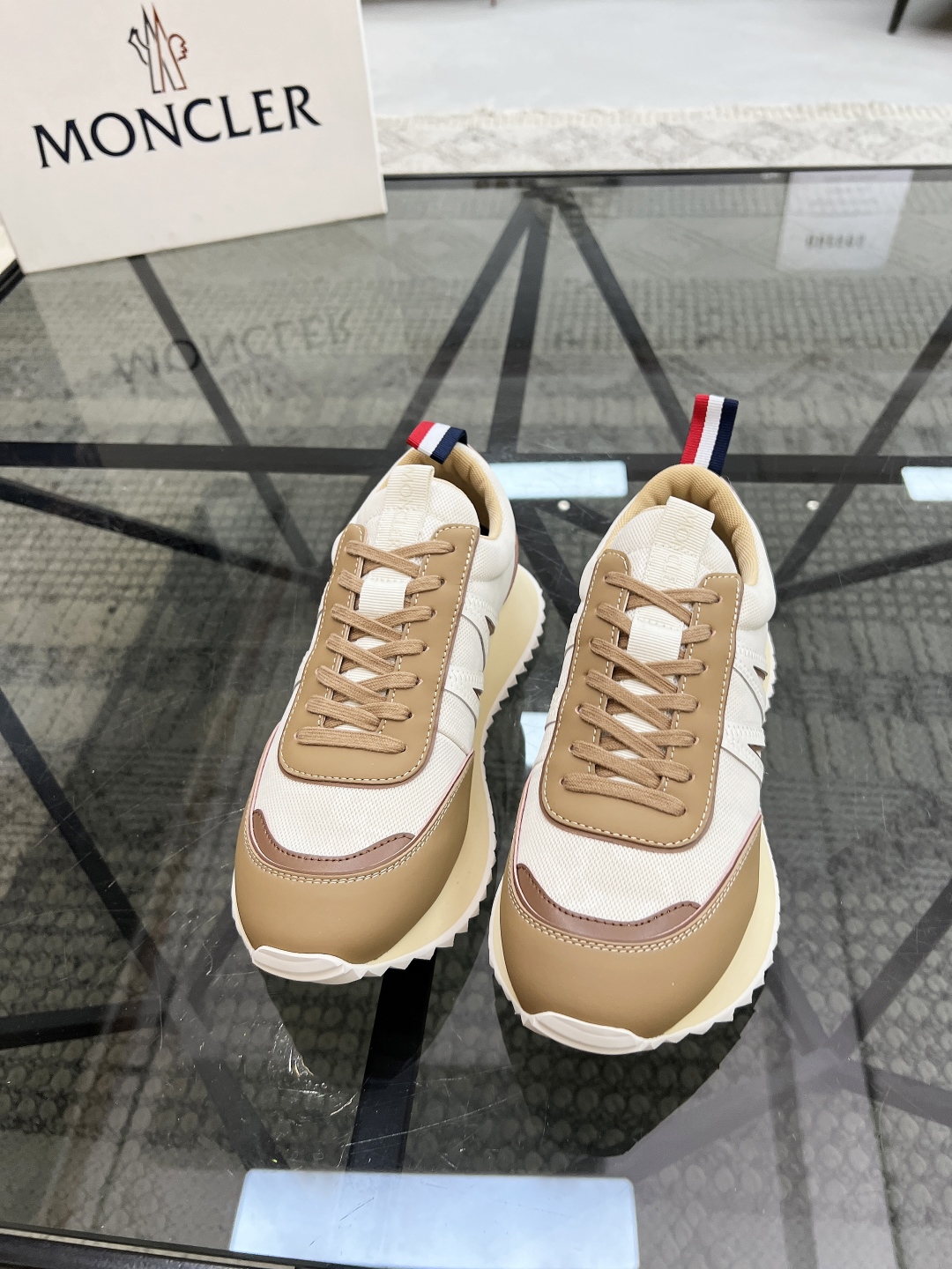  M 🔍顶级代购🇮🇹 蒙 炸街男神爆款超人气休闲运动鞋，新品专柜同步，鞋面进口牛皮搭配网布面料，标志图形