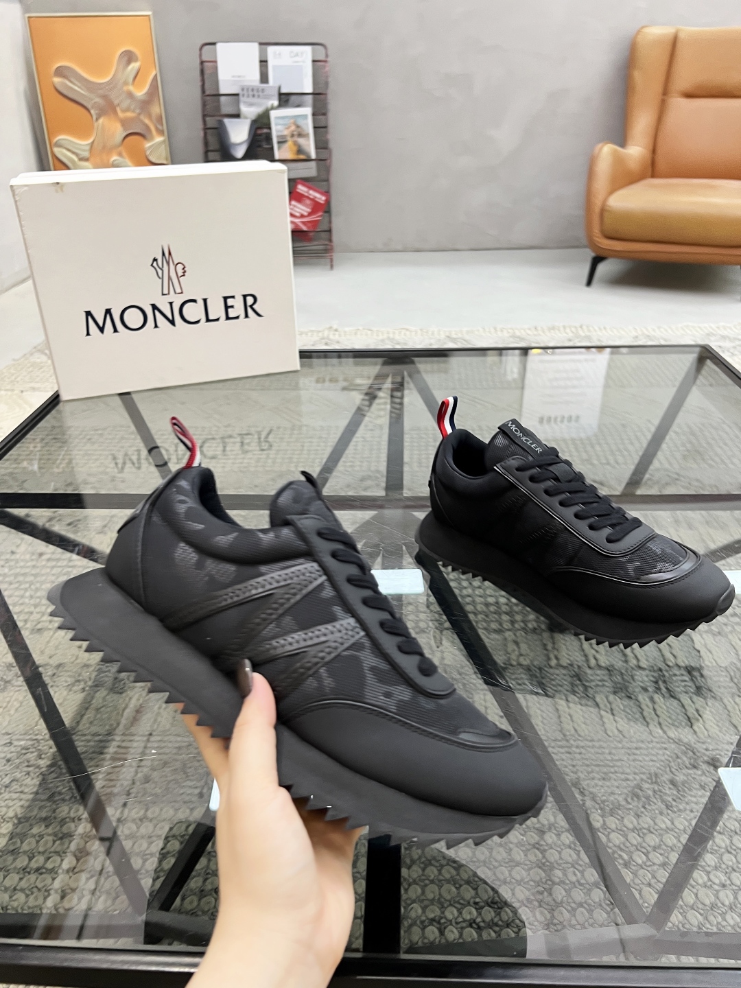 M 🔍顶级代购🇮🇹 蒙 炸街男神爆款超人气休闲运动鞋，新品专柜同步，鞋面进口牛皮搭配网布面料，标志图形