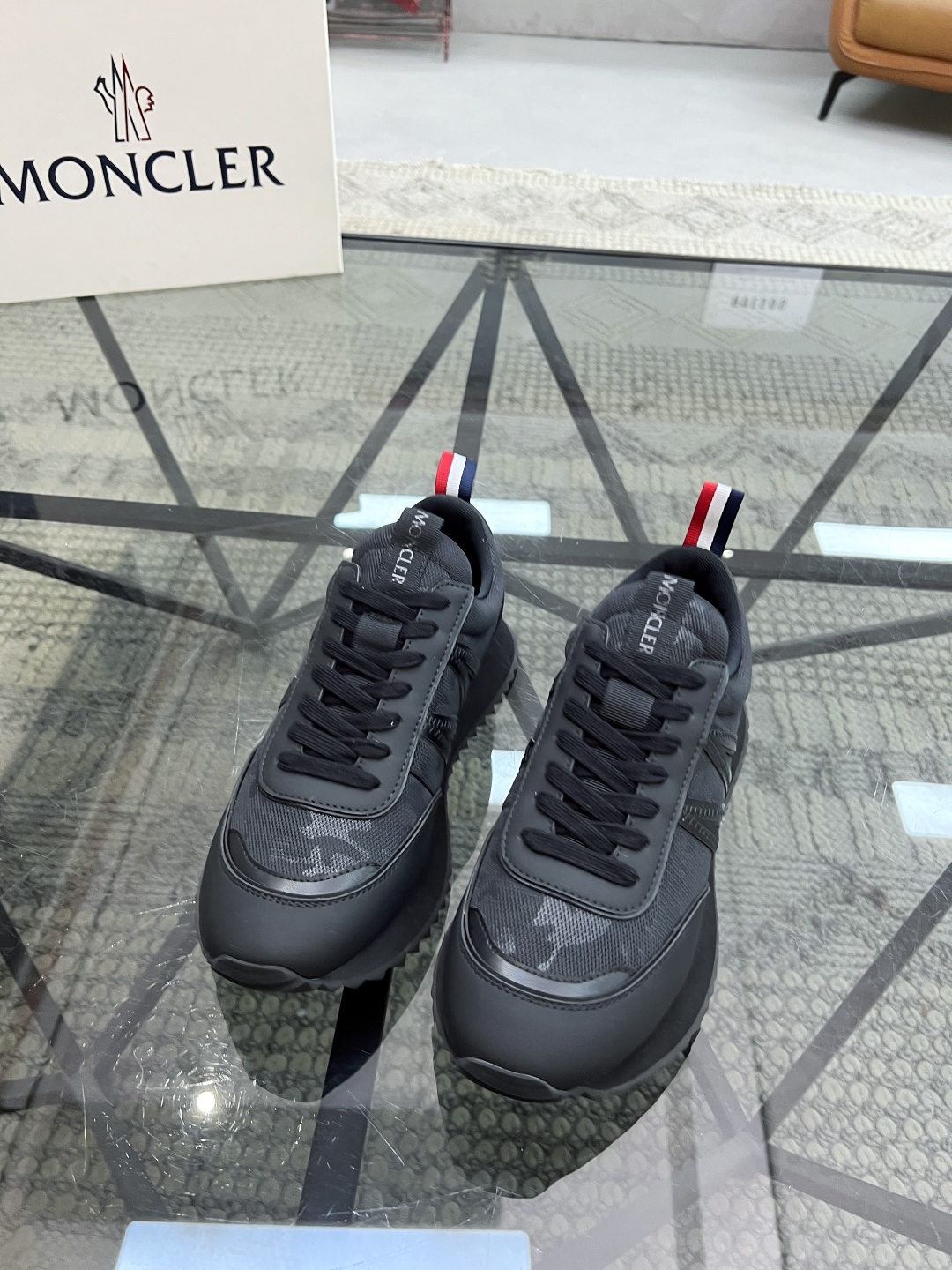  M 🔍顶级代购🇮🇹 蒙 炸街男神爆款超人气休闲运动鞋，新品专柜同步，鞋面进口牛皮搭配网布面料，标志图形