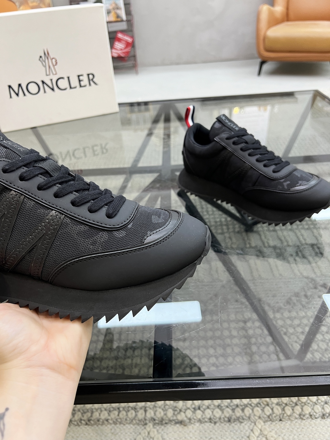  M 🔍顶级代购🇮🇹 蒙 炸街男神爆款超人气休闲运动鞋，新品专柜同步，鞋面进口牛皮搭配网布面料，标志图形
