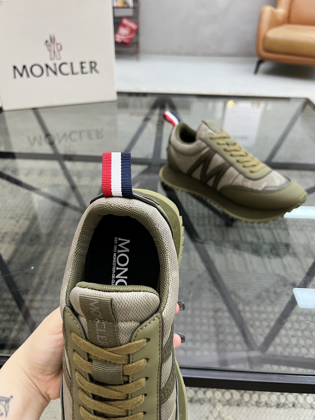  M 🔍顶级代购🇮🇹 蒙 炸街男神爆款超人气休闲运动鞋，新品专柜同步，鞋面进口牛皮搭配网布面料，标志图形
