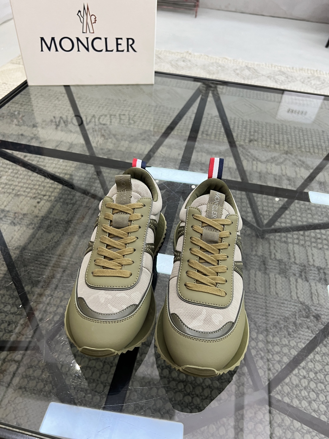  M 🔍顶级代购🇮🇹 蒙 炸街男神爆款超人气休闲运动鞋，新品专柜同步，鞋面进口牛皮搭配网布面料，标志图形