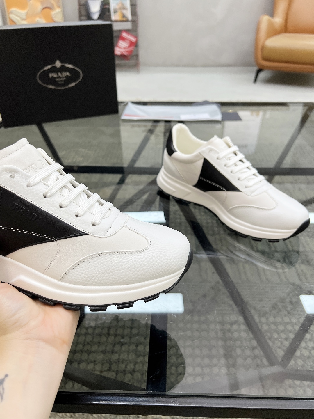  P 🔍顶级代购🇮🇹 普 炸街男神运动鞋新品来袭专柜同步发售原厂配置，意大利进口牛皮面料，高品质复杂工艺