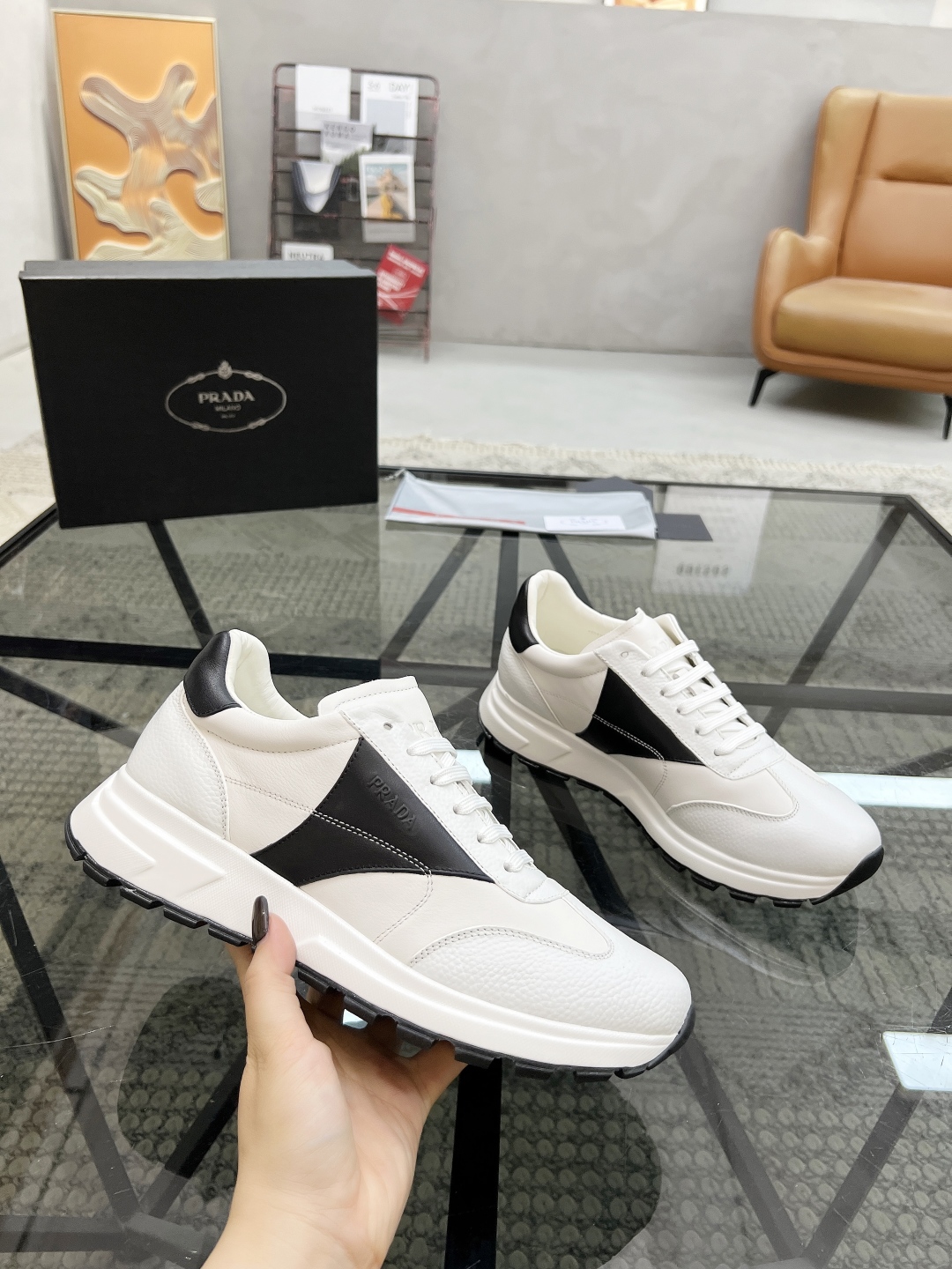  P 🔍顶级代购🇮🇹 普 炸街男神运动鞋新品来袭专柜同步发售原厂配置，意大利进口牛皮面料，高品质复杂工艺