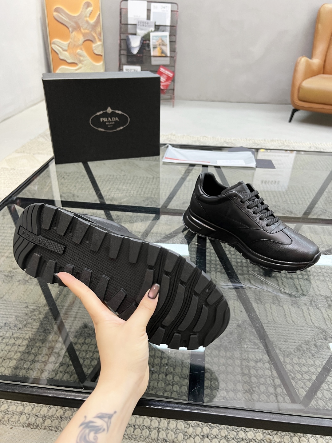  P 🔍顶级代购🇮🇹 普 炸街男神运动鞋新品来袭专柜同步发售原厂配置，意大利进口牛皮面料，高品质复杂工艺
