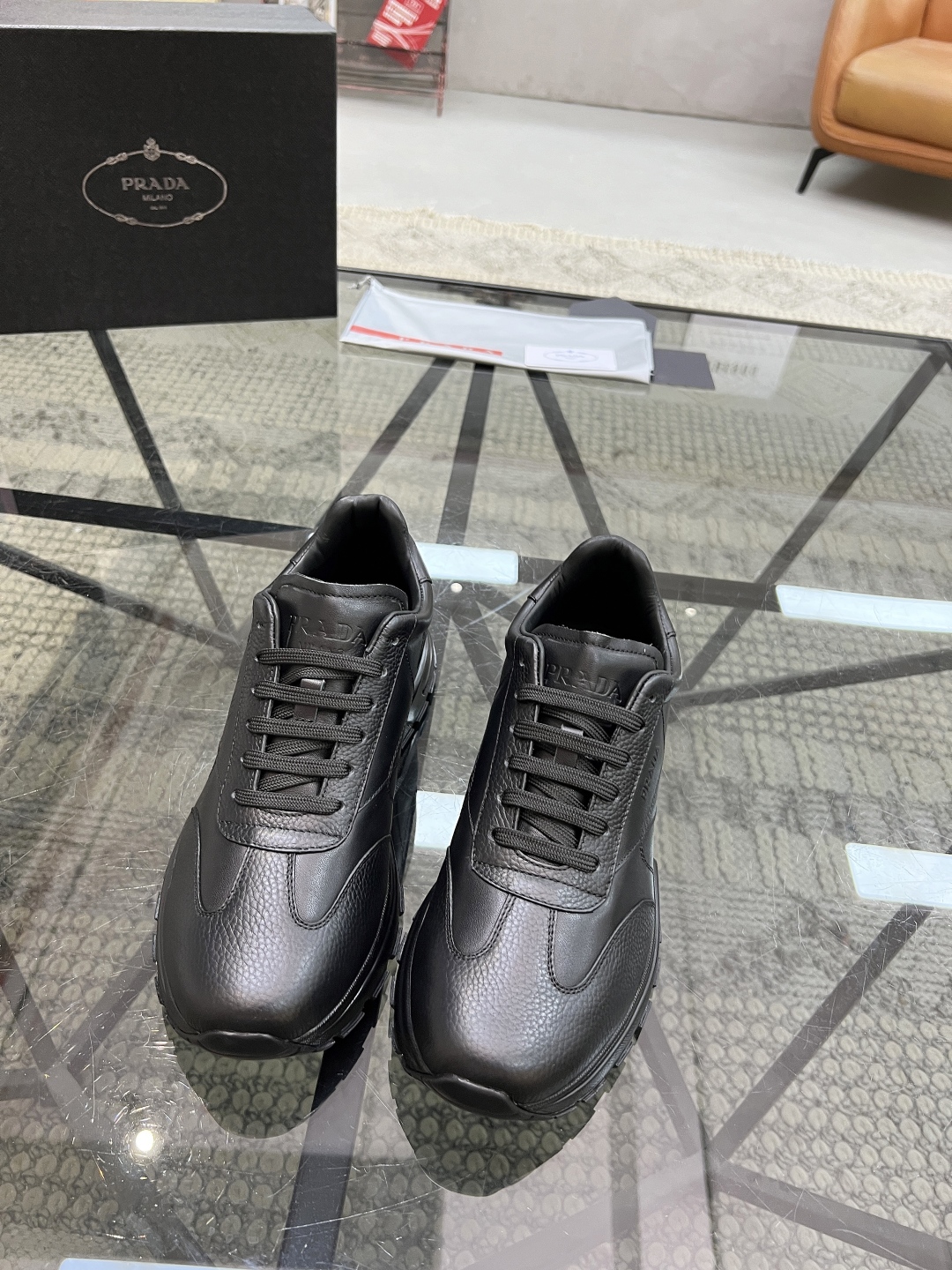  P 🔍顶级代购🇮🇹 普 炸街男神运动鞋新品来袭专柜同步发售原厂配置，意大利进口牛皮面料，高品质复杂工艺
