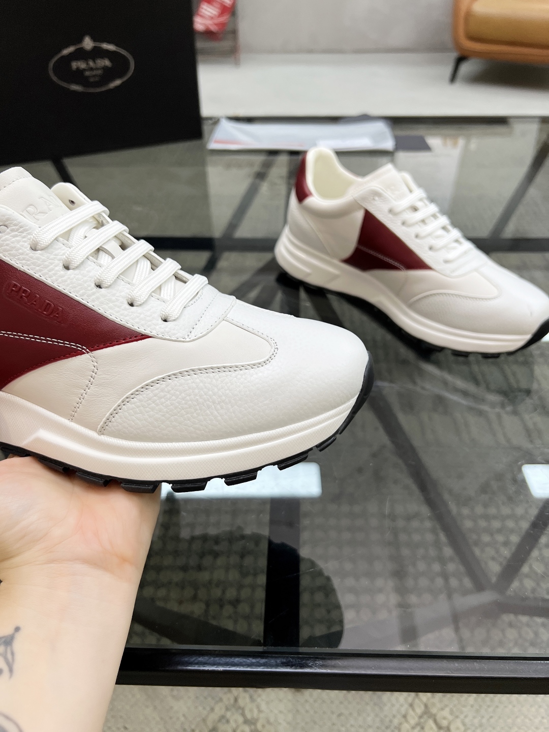 P 🔍顶级代购🇮🇹 普 炸街男神运动鞋新品来袭专柜同步发售原厂配置，意大利进口牛皮面料，高品质复杂工艺