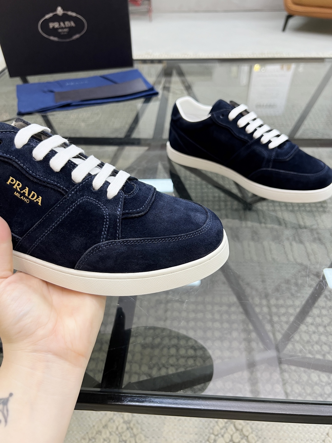  P 🔍顶级代购🇮🇹 普 炸街男神新品运动休闲鞋专柜同步，鞋面意大利进口牛皮面料，进口水染牛皮里垫，鞋底