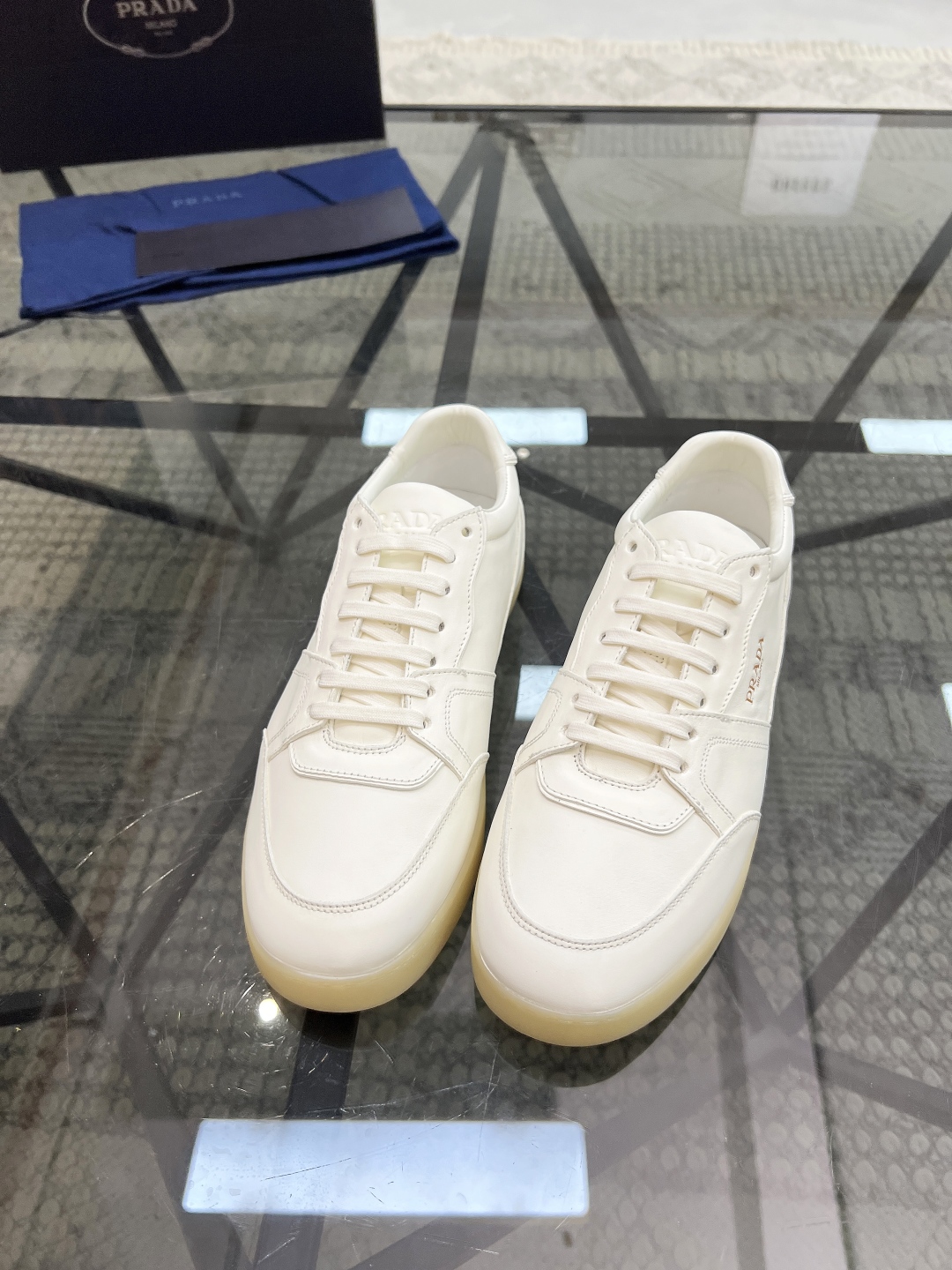  P 🔍顶级代购🇮🇹 普 炸街男神新品运动休闲鞋专柜同步，鞋面意大利进口牛皮面料，进口水染牛皮里垫，鞋底