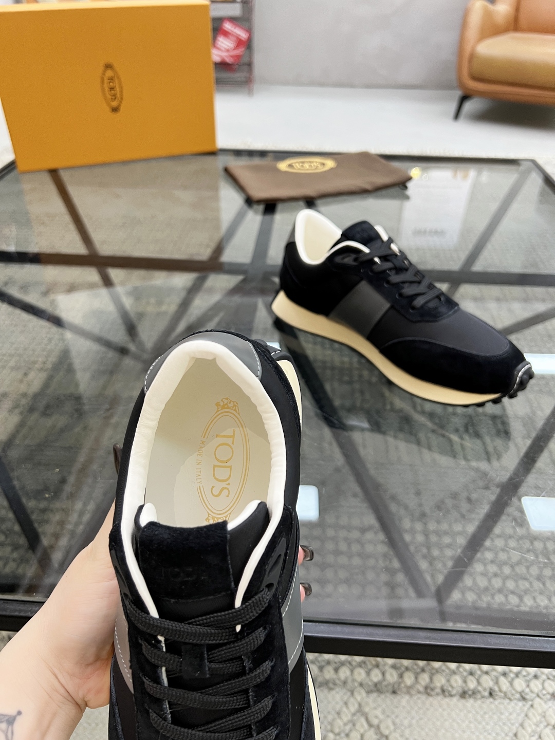  T 🔍顶级代购🇮🇹 托 炸街男神新品来袭，超人气爆款专柜新款，原厂配置意大利进口牛皮搭配帆布面料，高品