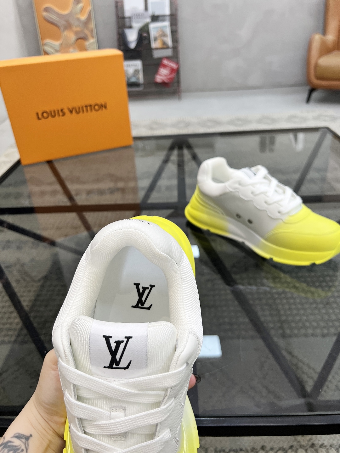  L 🔍顶级代购🇮🇹 路 炸街情侣款👫爆款运动板鞋专柜同步，鞋面意大利进口牛皮面料，高品质缤纷色彩复杂工
