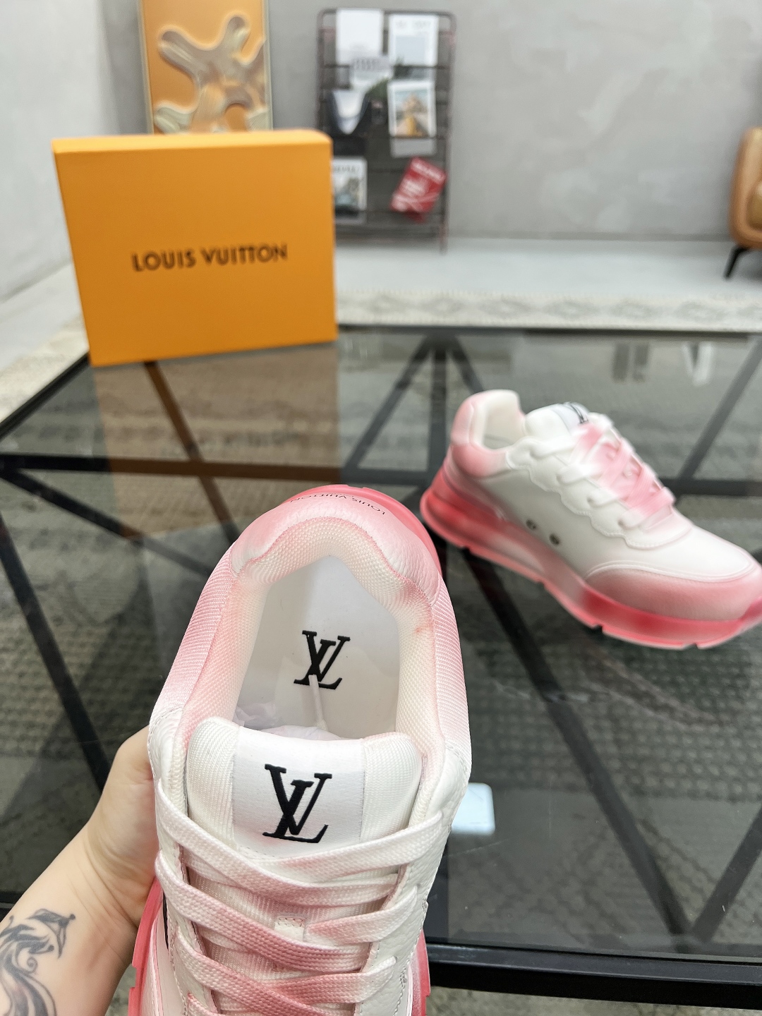  L 🔍顶级代购🇮🇹 路 炸街情侣款👫爆款运动板鞋专柜同步，鞋面意大利进口牛皮面料，高品质缤纷色彩复杂工