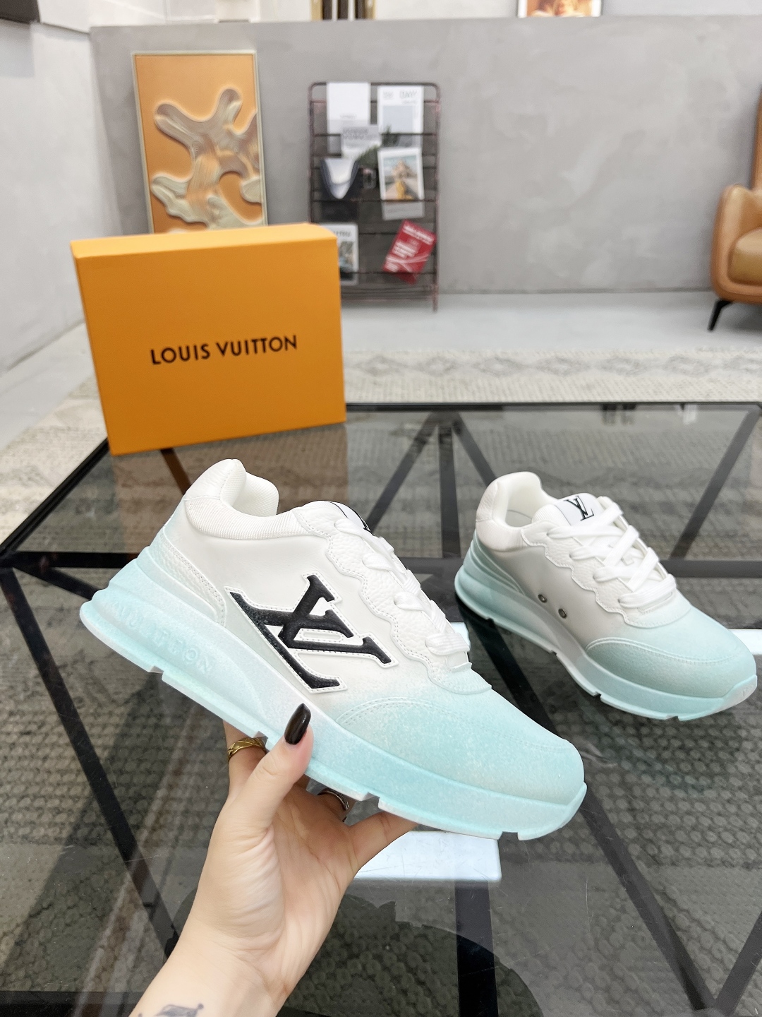  L 🔍顶级代购🇮🇹 路 炸街情侣款👫爆款运动板鞋专柜同步，鞋面意大利进口牛皮面料，高品质缤纷色彩复杂工