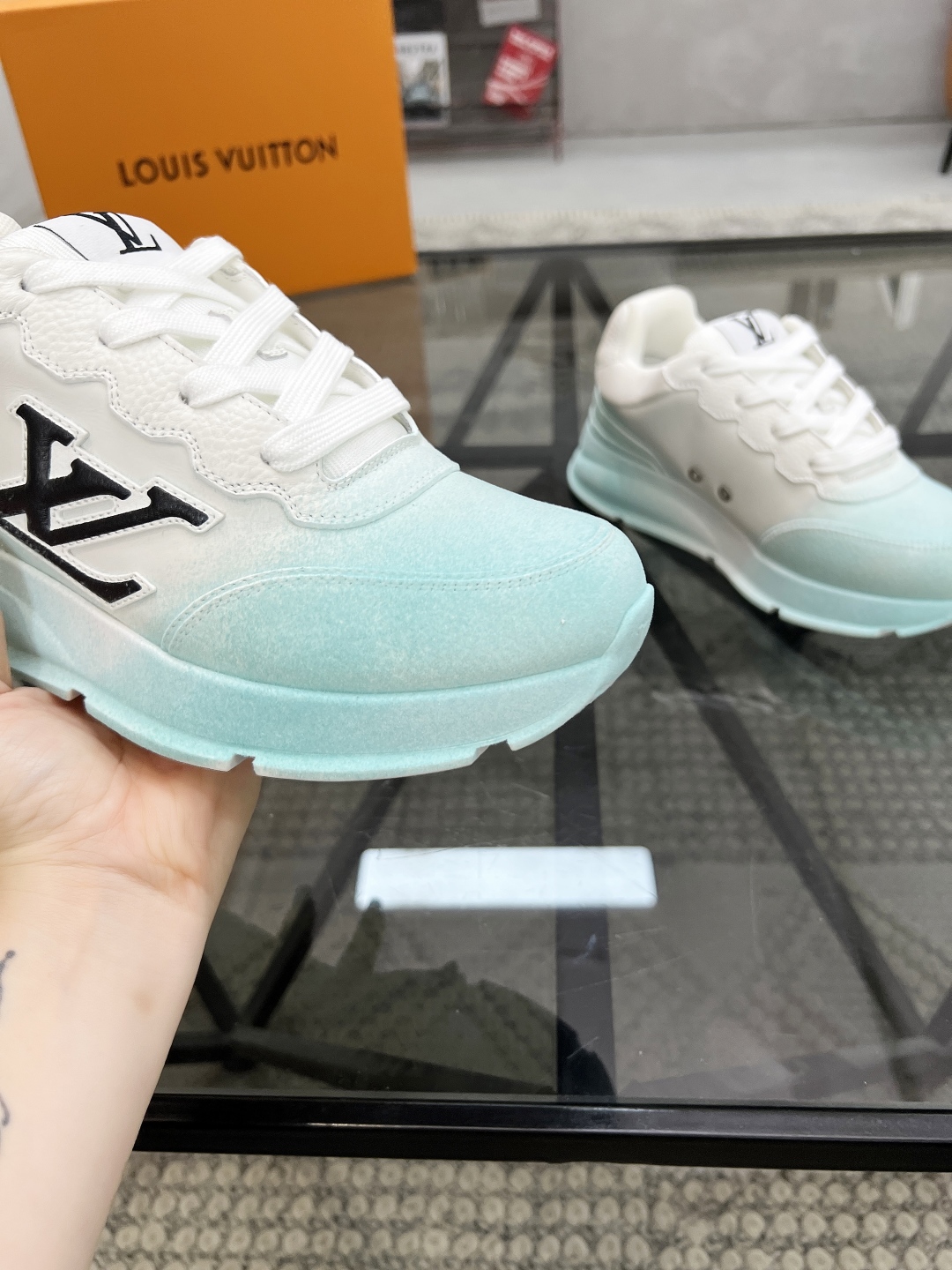  L 🔍顶级代购🇮🇹 路 炸街情侣款👫爆款运动板鞋专柜同步，鞋面意大利进口牛皮面料，高品质缤纷色彩复杂工