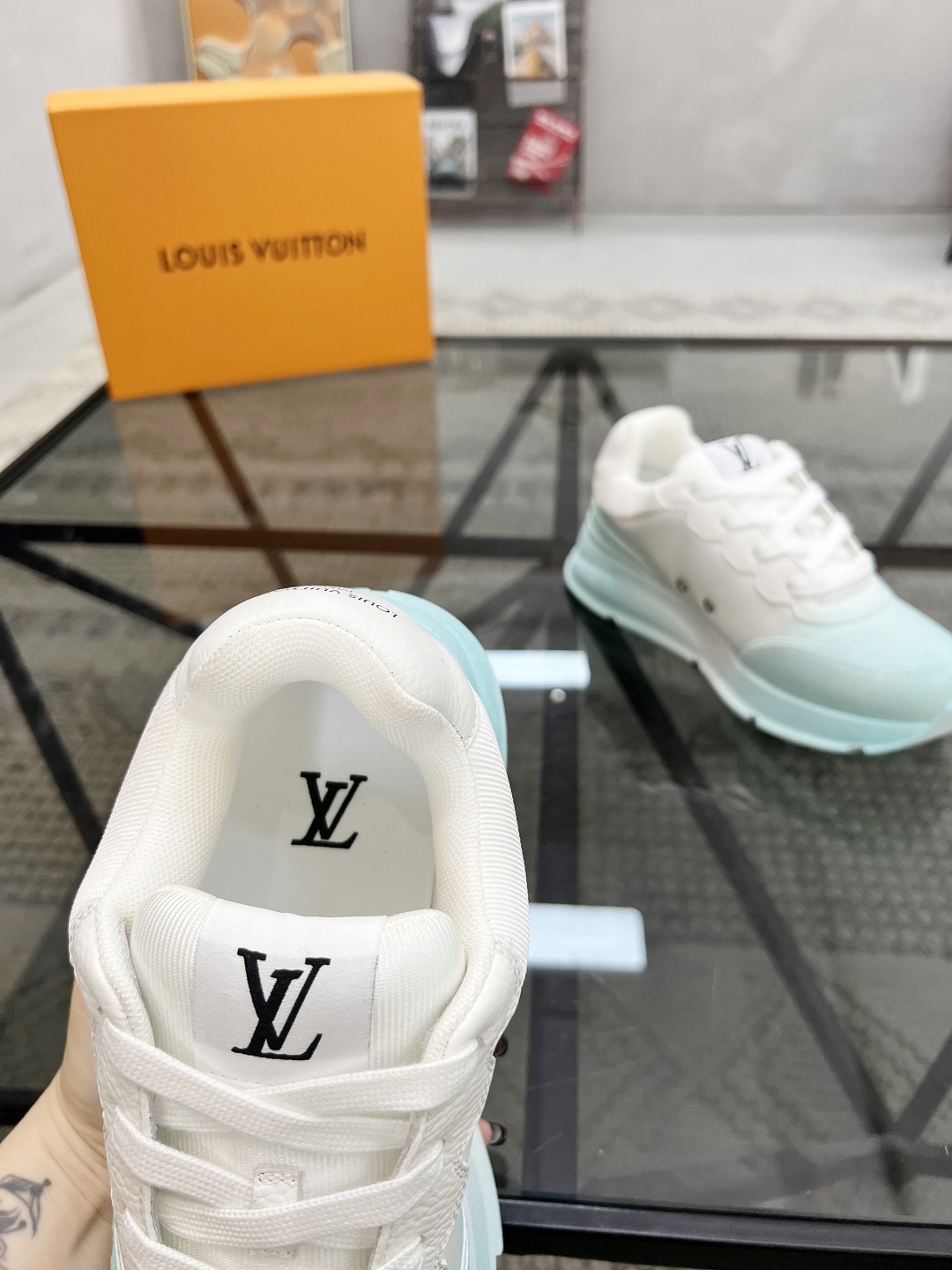  L 🔍顶级代购🇮🇹 路 炸街情侣款👫爆款运动板鞋专柜同步，鞋面意大利进口牛皮面料，高品质缤纷色彩复杂工