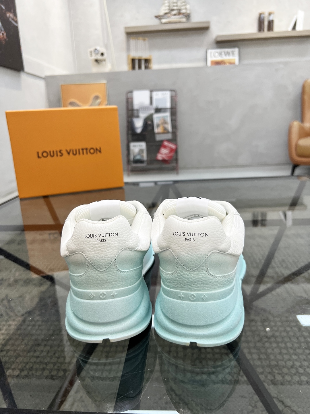  L 🔍顶级代购🇮🇹 路 炸街情侣款👫爆款运动板鞋专柜同步，鞋面意大利进口牛皮面料，高品质缤纷色彩复杂工