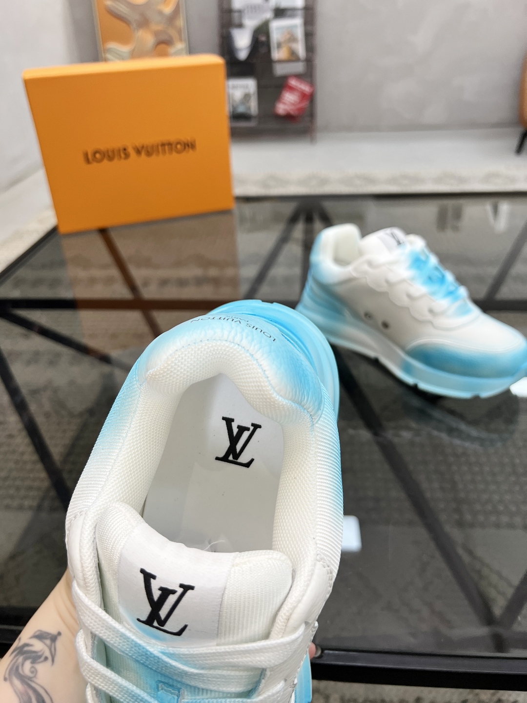  L 🔍顶级代购🇮🇹 路 炸街情侣款👫爆款运动板鞋专柜同步，鞋面意大利进口牛皮面料，高品质缤纷色彩复杂工