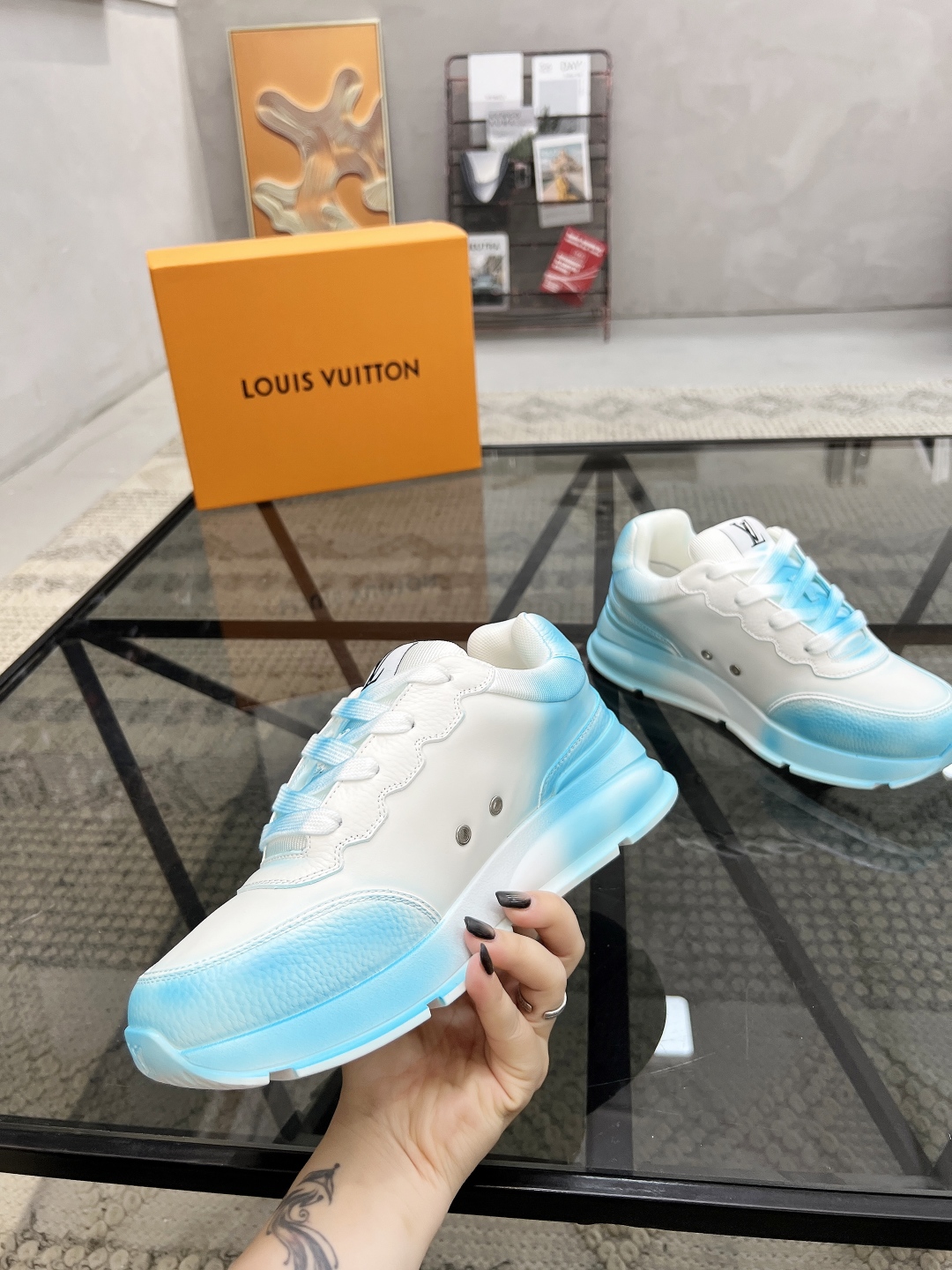  L 🔍顶级代购🇮🇹 路 炸街情侣款👫爆款运动板鞋专柜同步，鞋面意大利进口牛皮面料，高品质缤纷色彩复杂工