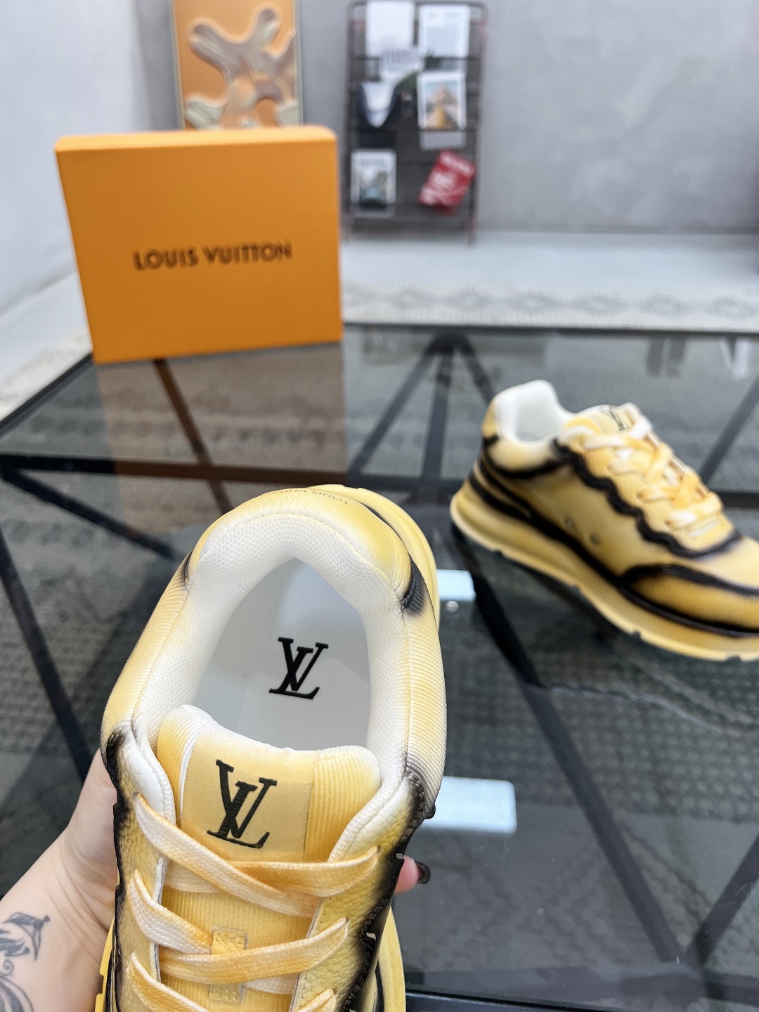  L 🔍顶级代购🇮🇹 路 炸街情侣款👫爆款运动板鞋专柜同步，鞋面意大利进口牛皮面料，高品质缤纷色彩复杂工