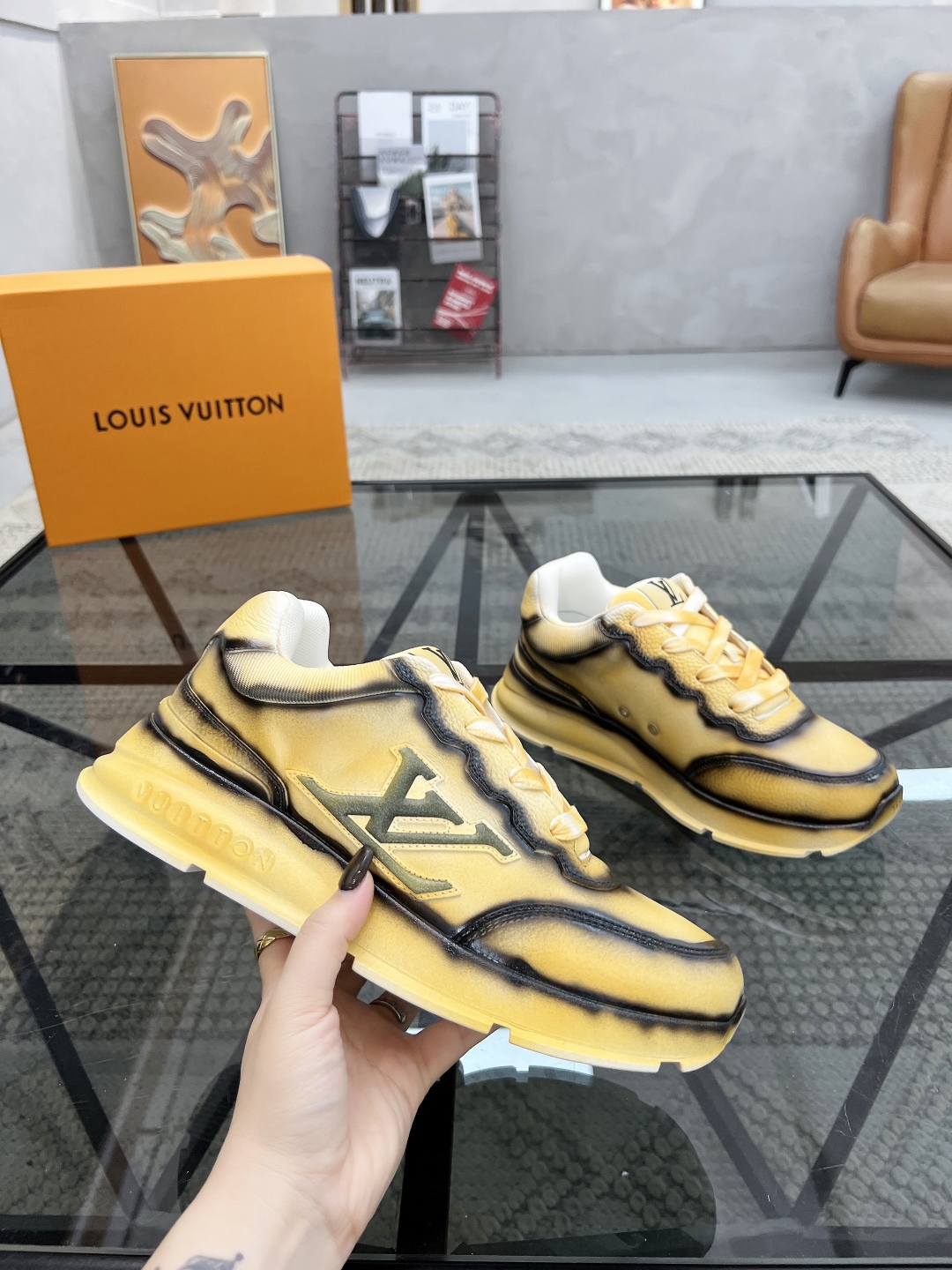  L 🔍顶级代购🇮🇹 路 炸街情侣款👫爆款运动板鞋专柜同步，鞋面意大利进口牛皮面料，高品质缤纷色彩复杂工