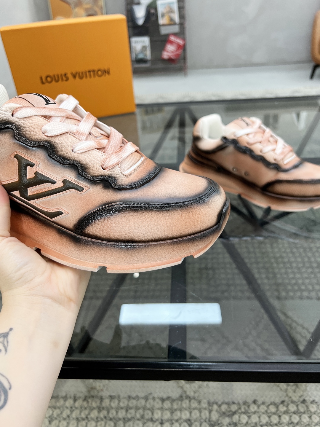  L 🔍顶级代购🇮🇹 路 炸街情侣款👫爆款运动板鞋专柜同步，鞋面意大利进口牛皮面料，高品质缤纷色彩复杂工