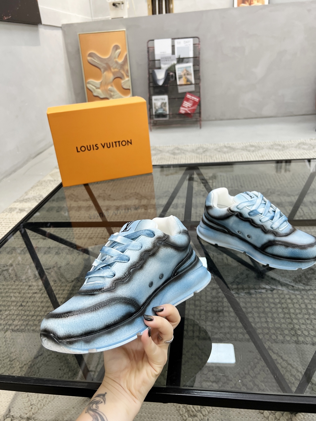  L 🔍顶级代购🇮🇹 路 炸街情侣款👫爆款运动板鞋专柜同步，鞋面意大利进口牛皮面料，高品质缤纷色彩复杂工