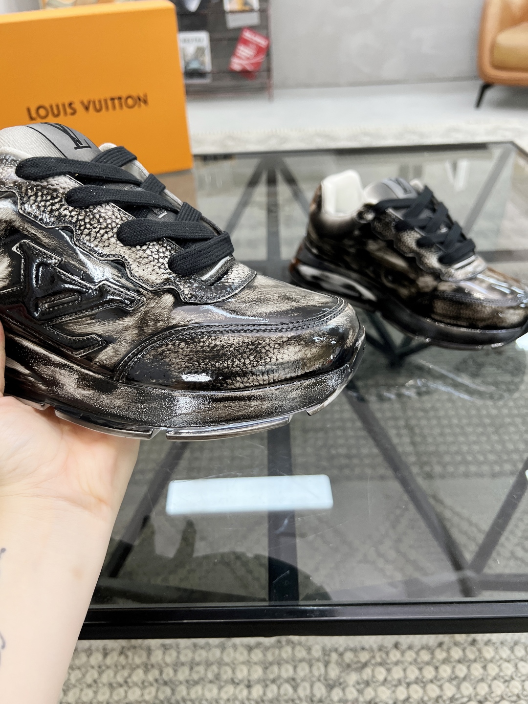  L 🔍顶级代购🇮🇹 路 炸街情侣款👫爆款运动板鞋专柜同步，鞋面意大利进口牛皮面料，高品质缤纷色彩复杂工
