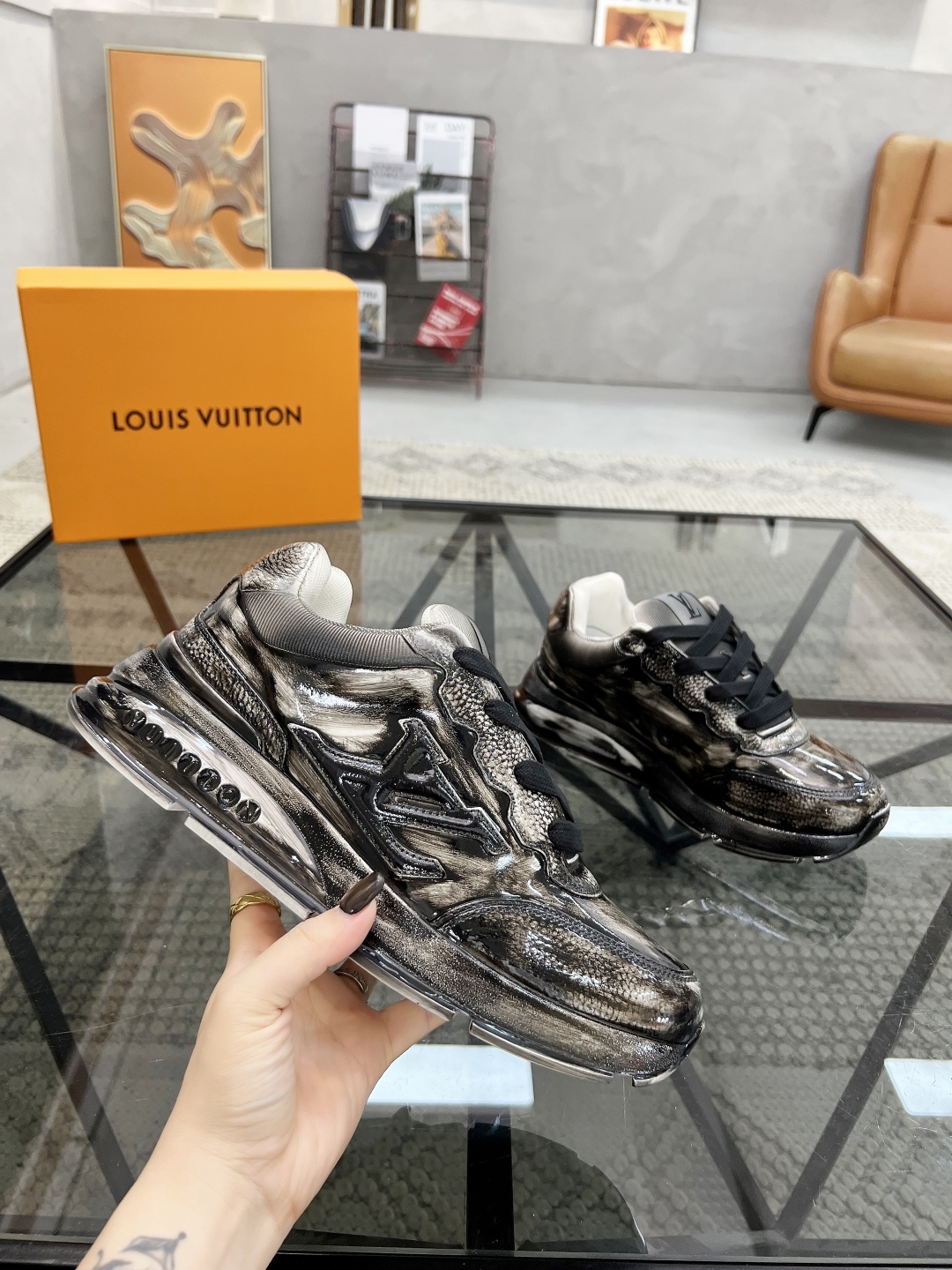  L 🔍顶级代购🇮🇹 路 炸街情侣款👫爆款运动板鞋专柜同步，鞋面意大利进口牛皮面料，高品质缤纷色彩复杂工