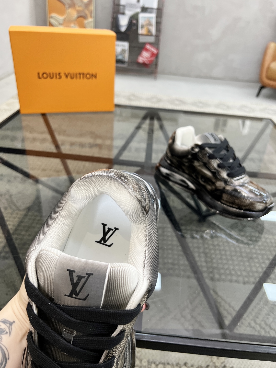  L 🔍顶级代购🇮🇹 路 炸街情侣款👫爆款运动板鞋专柜同步，鞋面意大利进口牛皮面料，高品质缤纷色彩复杂工