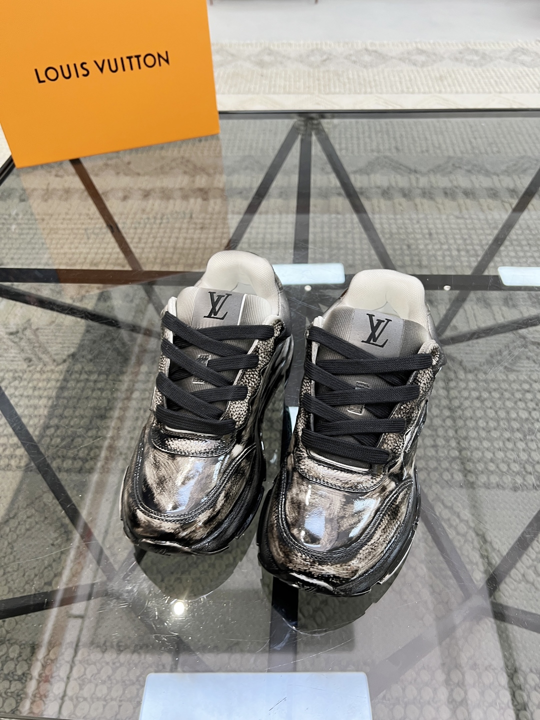  L 🔍顶级代购🇮🇹 路 炸街情侣款👫爆款运动板鞋专柜同步，鞋面意大利进口牛皮面料，高品质缤纷色彩复杂工