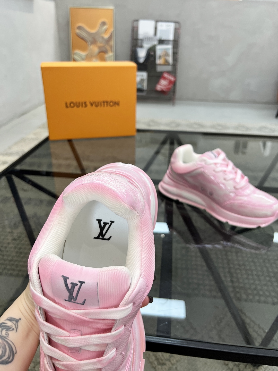  L 🔍顶级代购🇮🇹 路 炸街情侣款👫爆款运动板鞋专柜同步，鞋面意大利进口牛皮面料，高品质缤纷色彩复杂工