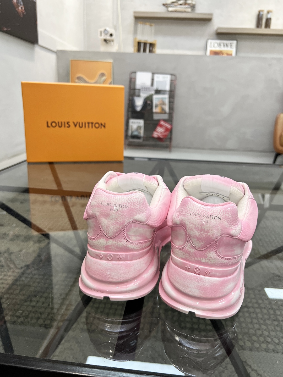  L 🔍顶级代购🇮🇹 路 炸街情侣款👫爆款运动板鞋专柜同步，鞋面意大利进口牛皮面料，高品质缤纷色彩复杂工