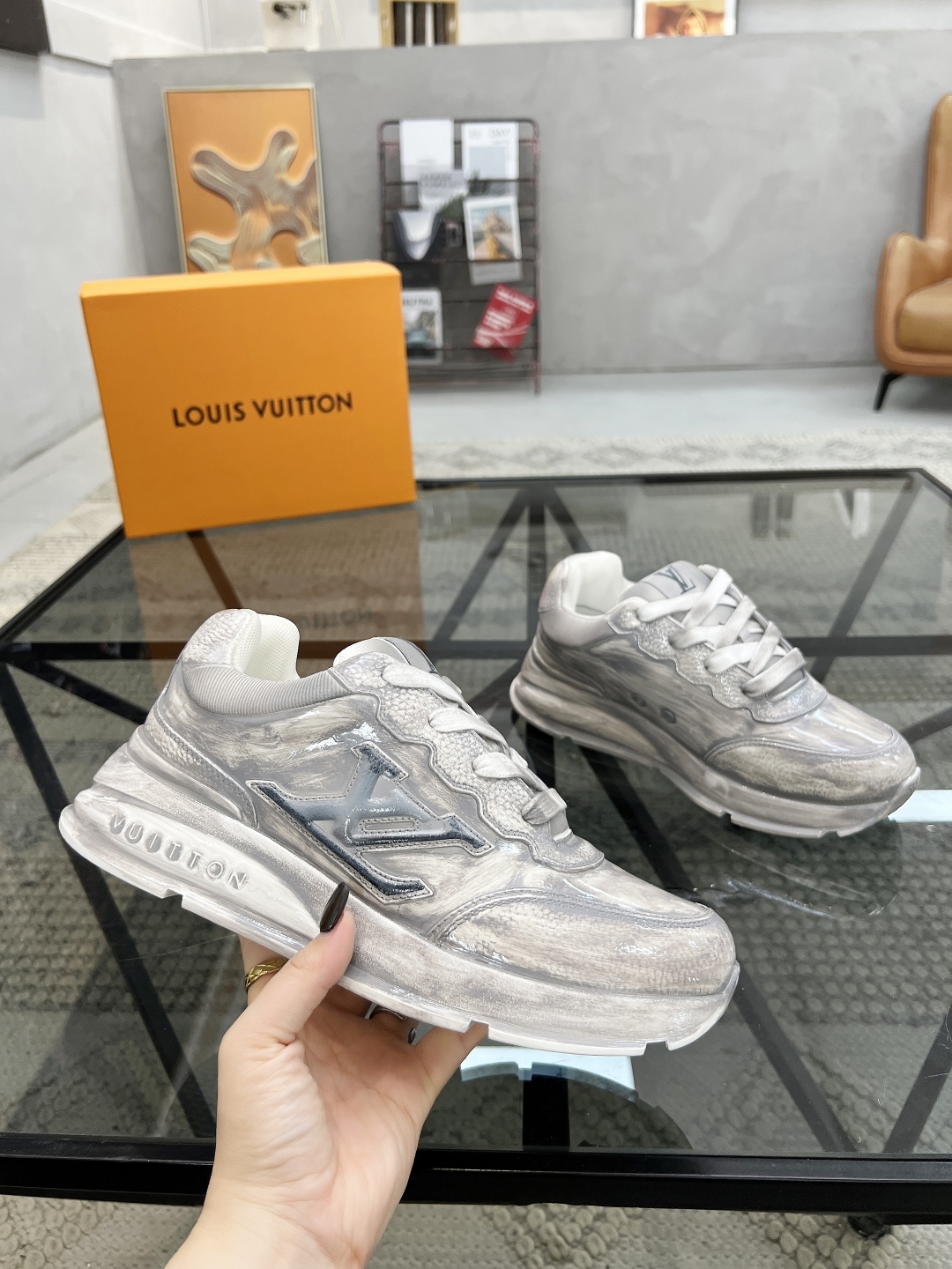  L 🔍顶级代购🇮🇹 路 炸街情侣款👫爆款运动板鞋专柜同步，鞋面意大利进口牛皮面料，高品质缤纷色彩复杂工
