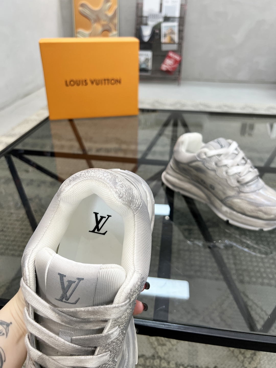  L 🔍顶级代购🇮🇹 路 炸街情侣款👫爆款运动板鞋专柜同步，鞋面意大利进口牛皮面料，高品质缤纷色彩复杂工