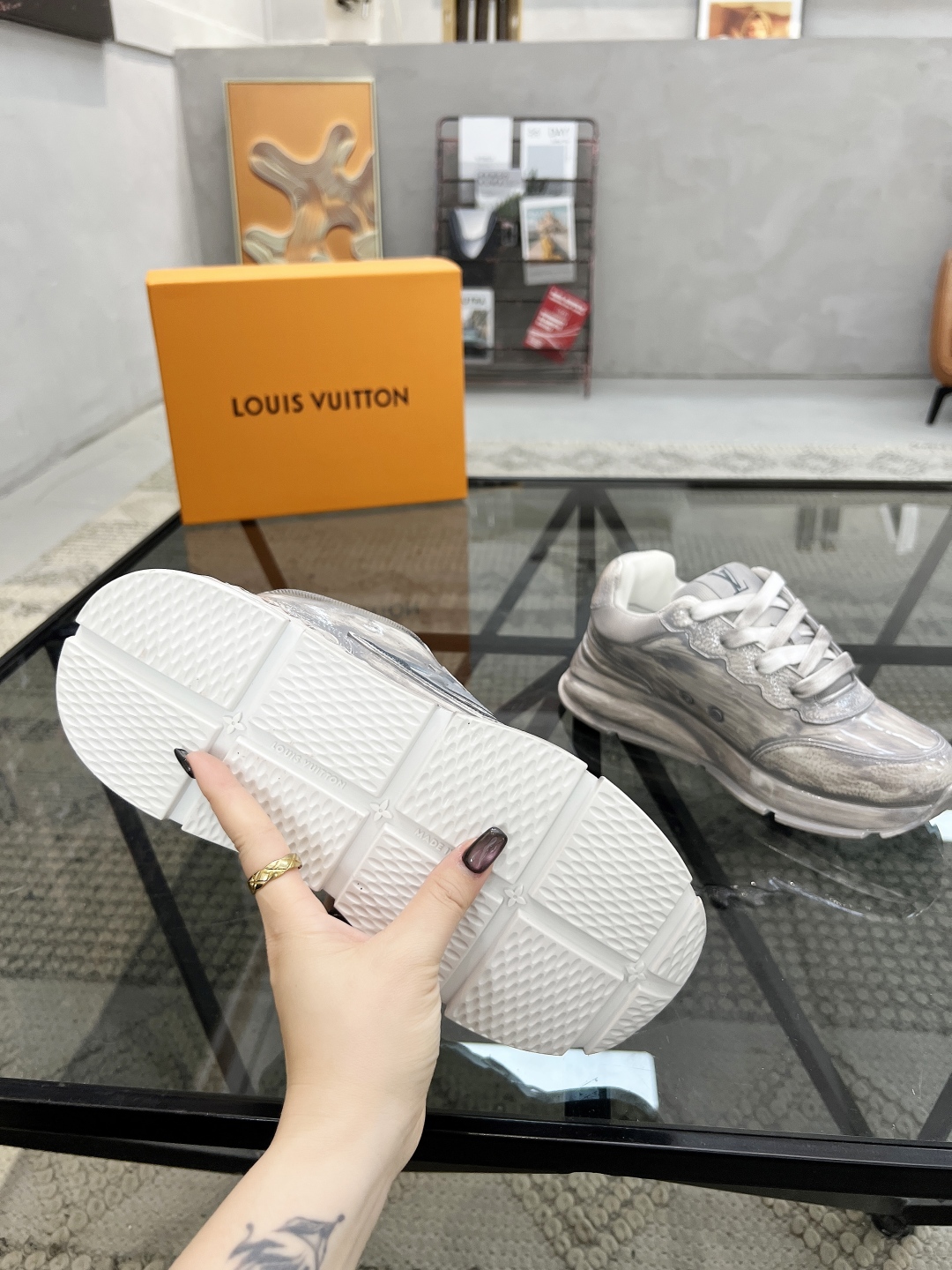  L 🔍顶级代购🇮🇹 路 炸街情侣款👫爆款运动板鞋专柜同步，鞋面意大利进口牛皮面料，高品质缤纷色彩复杂工