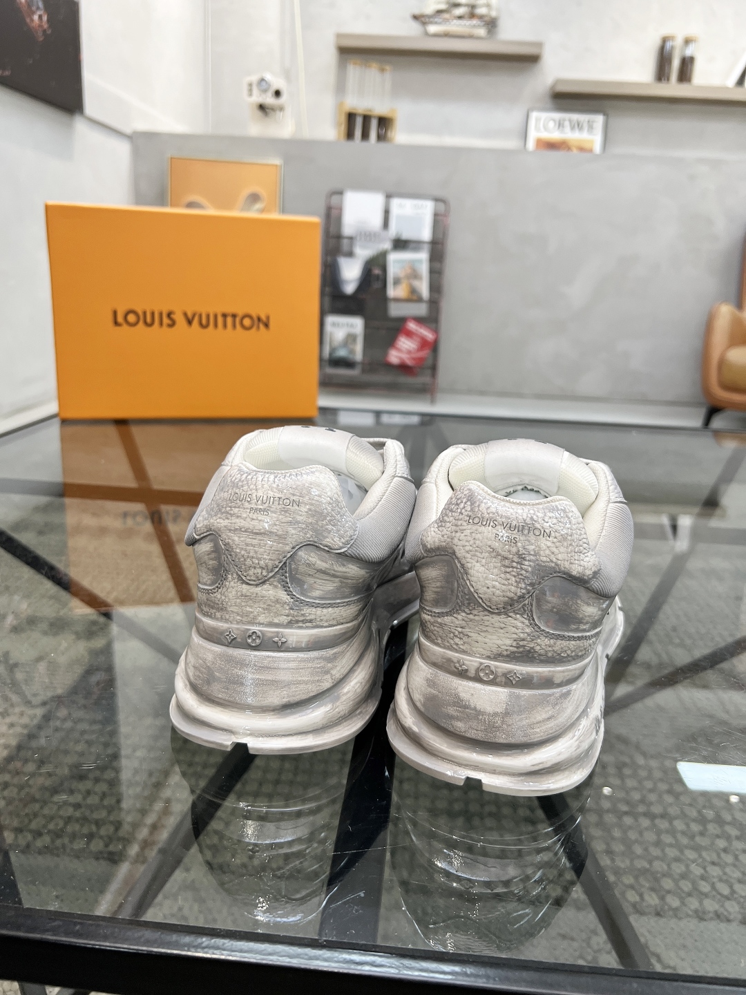  L 🔍顶级代购🇮🇹 路 炸街情侣款👫爆款运动板鞋专柜同步，鞋面意大利进口牛皮面料，高品质缤纷色彩复杂工