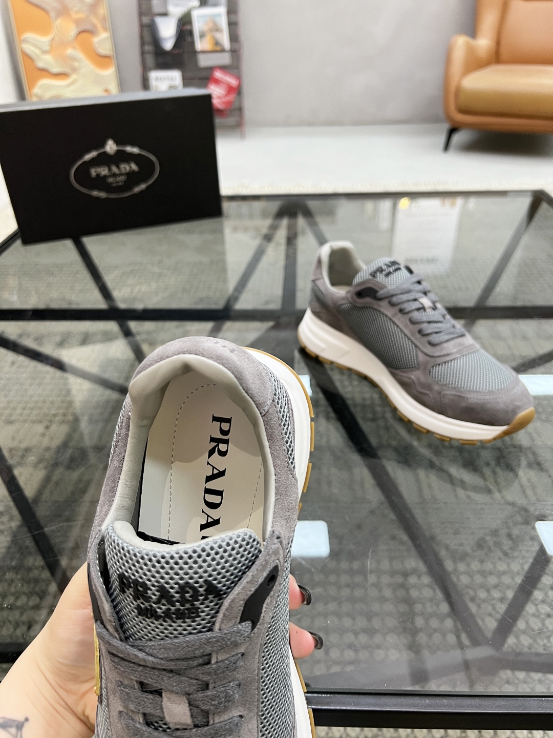  P 🔍顶级代购🇮🇹 普 炸街男神新品来袭，超人气爆款专柜新款，原厂配置意大利进口牛皮搭配网布面料，高品