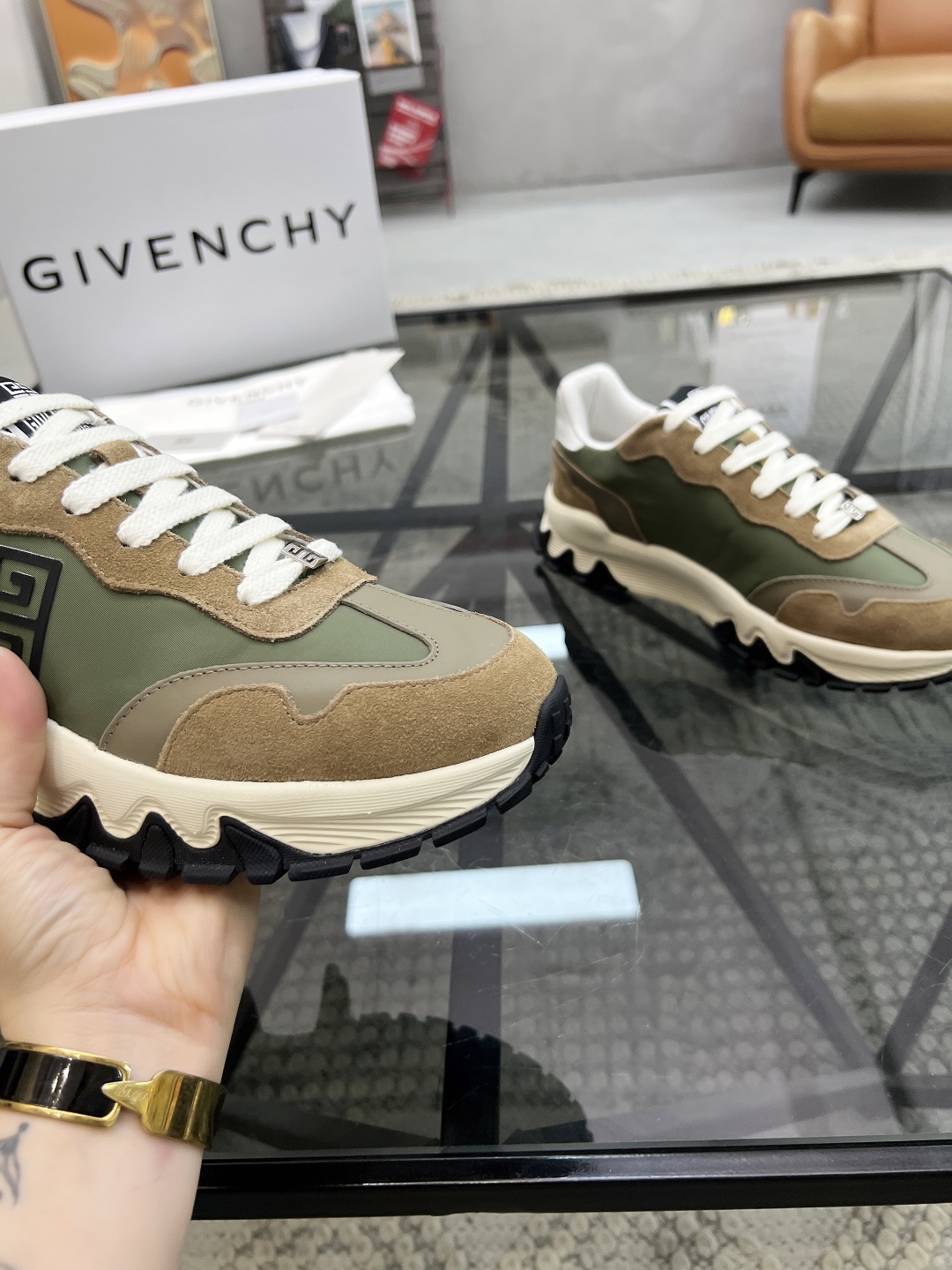  J 🔍顶级代购🇮🇹 纪 炸街男神新品来袭，超人气爆款专柜新款，原厂配置意大利进口牛皮搭配帆布面料，高品