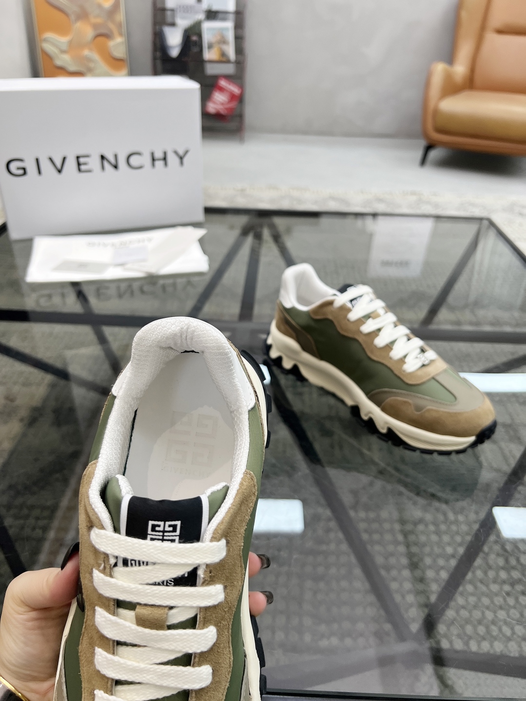  J 🔍顶级代购🇮🇹 纪 炸街男神新品来袭，超人气爆款专柜新款，原厂配置意大利进口牛皮搭配帆布面料，高品